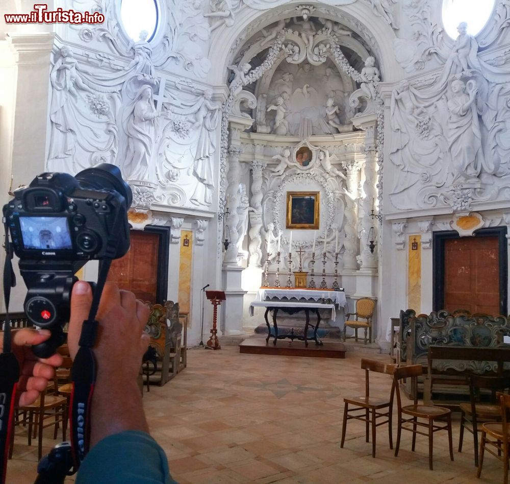 Immagine L'interno decorato di una chiesa del borgo di Pergola, Pesaro e Urbino.