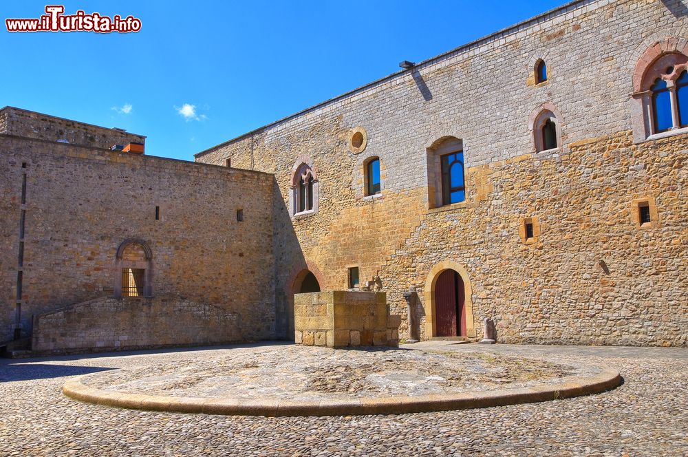 Immagine Interno del castello di Lagopesole, Basilicata. Restaurato negli anni novanta, questo castello riflette le modifiche apportate al progetto normanno-svevo da Carlo I° d'Angiò che utilizzò il maniero come prigione di lusso.
