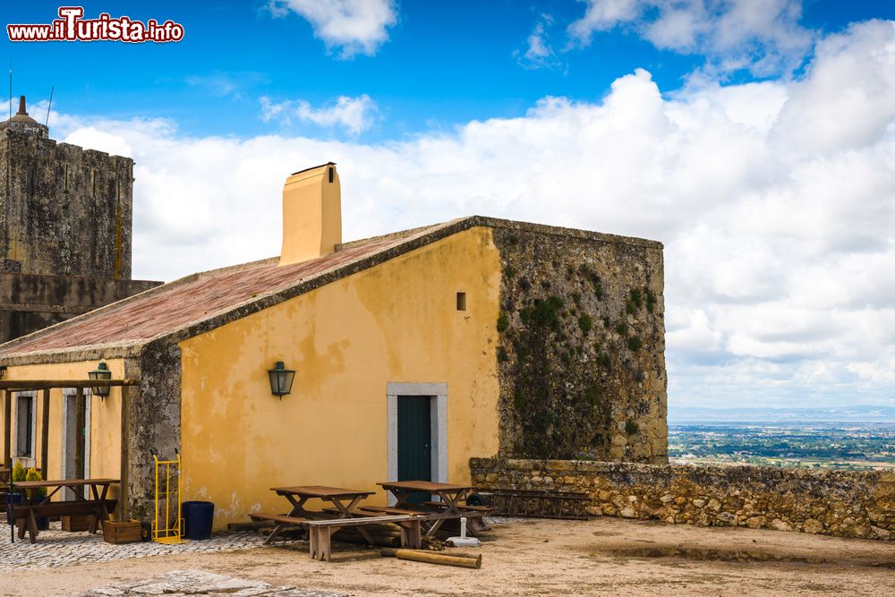 Immagine Interno del castello di Palmela, Portogallo. Occupato, conquistato, perso e recuperato, questo castello è stato fedele testimone delle battaglie combattute durante la prima dinastia per tracciare definitivamente il territorio del Portogallo.