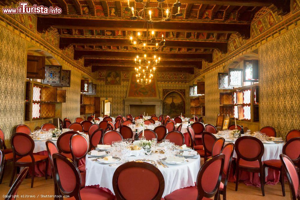 Immagine Interno del castello di Pavone Canavese: sala da pranzo pronza per un banchetto nuziale - © elitravo / Shutterstock.com