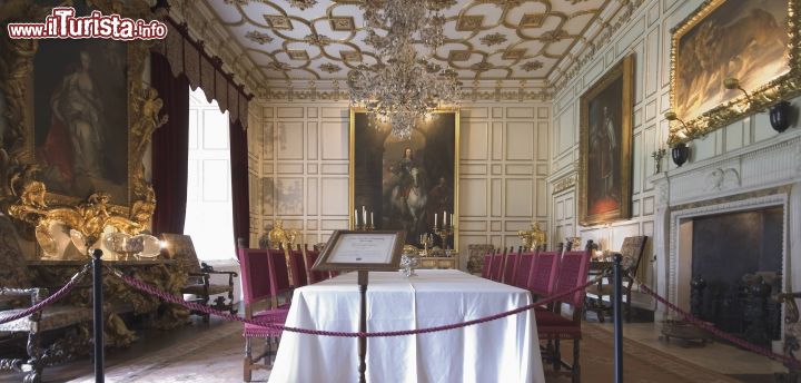 Immagine Interno del Castello di Warwick, Inghilterra - Una delle sale splendidamente decorate che si possono visitare nel Warwick Castle © David Hughes / Shutterstock.com