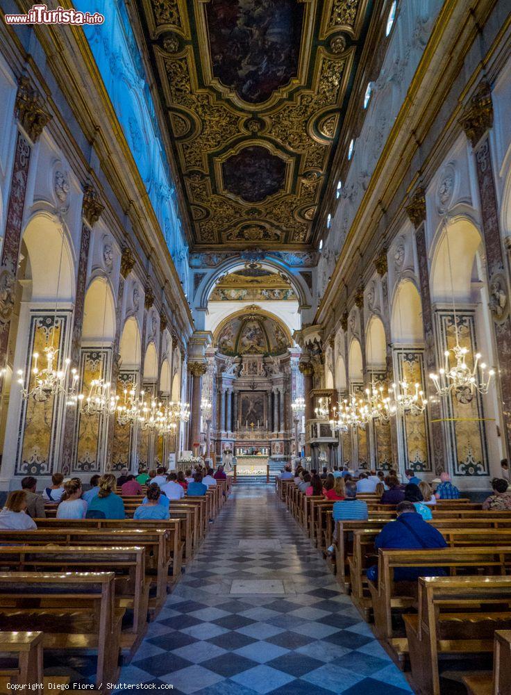 Immagine Interno del duomo di Amalfi con fedeli in attesa della funzione liturgica, Campania. Rimaneggiato in forme barocche, l'interno della chiesa si presenta con rivestimenti in marmo e soffitti a cassettoni - © Diego Fiore / Shutterstock.com