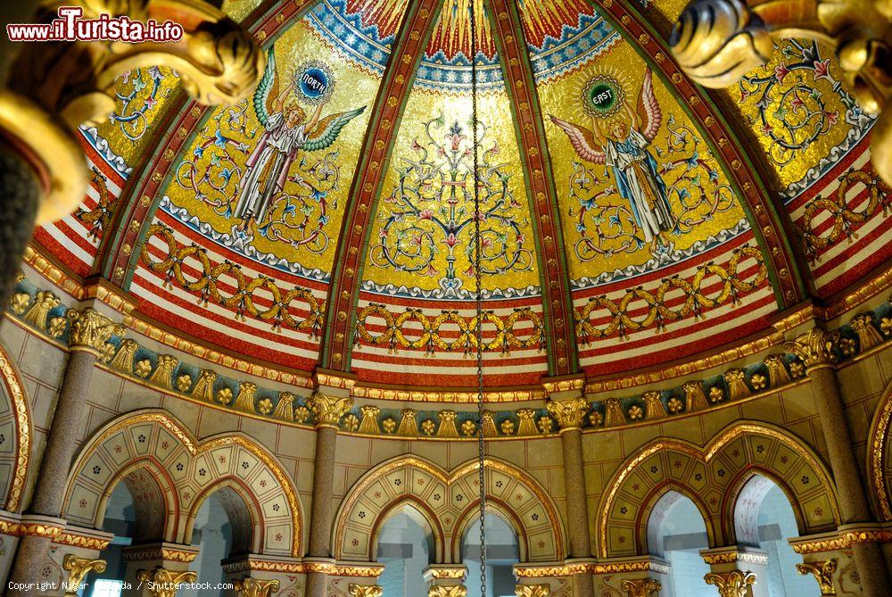 Immagine Interno del James A. Garfield Memorial nel Lake View Cemetery di Cleveland, Ohio.  Ultima dimora del ventesimo presidente USa, questo edificio combina elementi di architettura romanica, gotica e bizantina ed è caratterizzato da una cupola riccamente decorata - © Nigar Alizada / Shutterstock.com