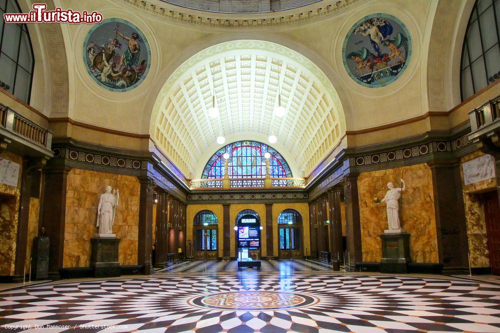 Immagine Interno del Kurhaus di  Wiesbaden, Germania. Proprio da qui, dove si trova anche il Casinò, Dostoevskij ha tratto ispirazione per il suo romanzo ‘Il Giocatore’ descrivendo i comportamenti delle persone ai tavoli da gioco, gli stessi frequentati da lui e dove perse una fortuna mentre soggiornava proprio in una spa a Wiesbaden, nel 1865 - © Don Mammoser / Shutterstock.com