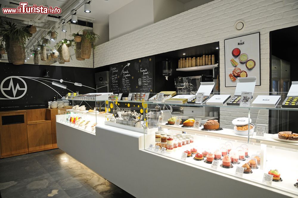 Immagine L'interno del locale di Christophe Michalak a Parigi in Rue du Faubourg Poissonnière (Francia). Qui si può trovare un'ampia varietà di dolci e cioccolata - © Sonja Vietto Ramus