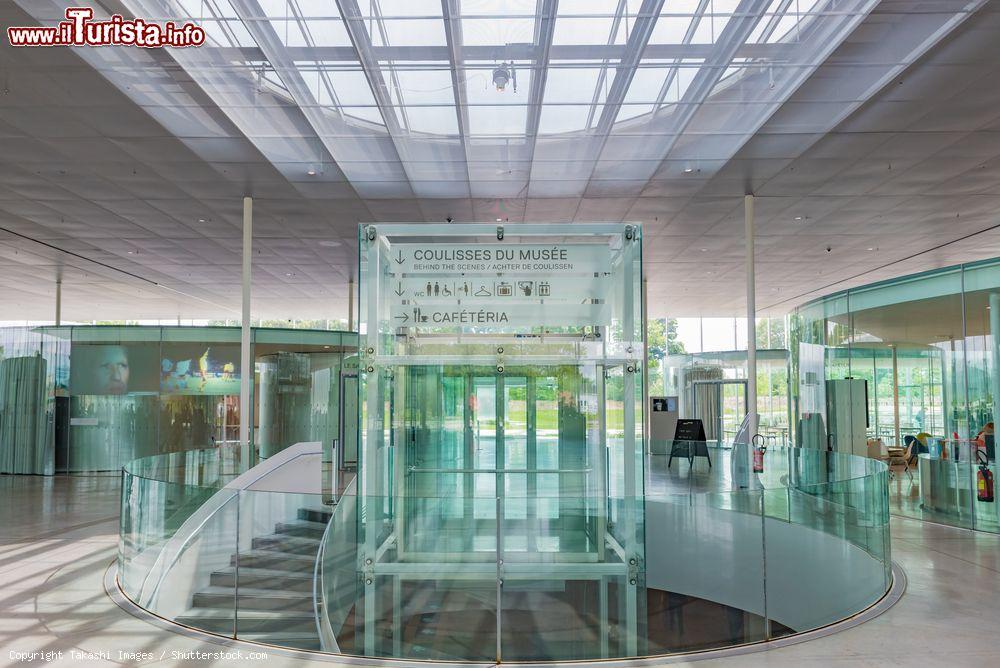 Immagine Interno del Louvre-Lens nella cittadina di Lens, Francia: si tratta di un museo di arte aperto al pubblico nel dicembre 2012. L'edificio, in vetro, cristallo e acciaio, sorge su un antico sito minerario - © Takashi Images / Shutterstock.com