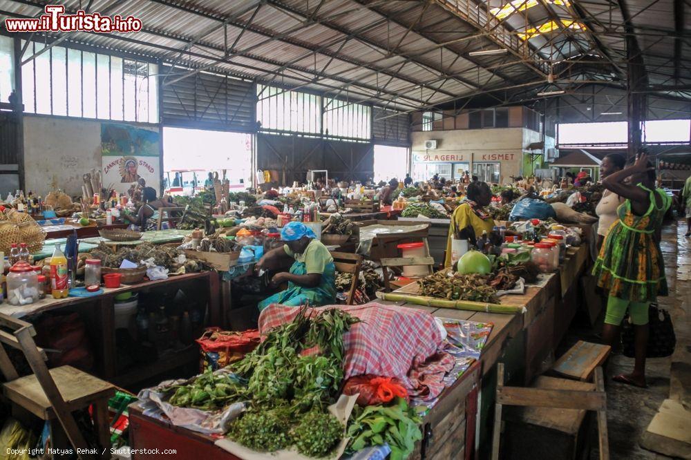 Immagine Interno del mercato centrale di Paramaribo, Suriname, con bancarelle di frutta e verdura - © Matyas Rehak / Shutterstock.com