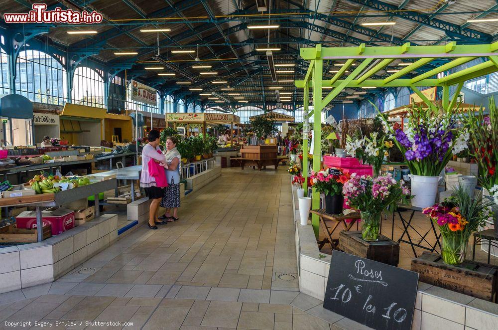 Immagine Interno del mercato di Cognac con fiori e generi alimentari freschi, Charente, Francia - © Evgeny Shmulev / Shutterstock.com