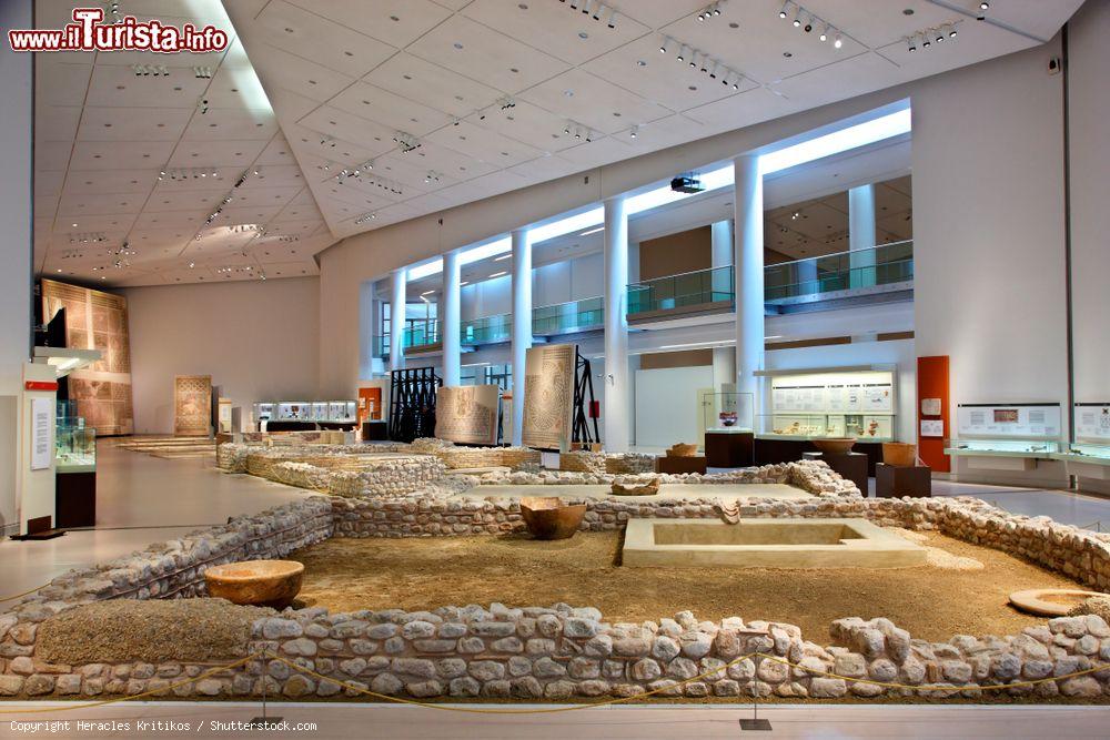 Immagine Interno del museo archeologico di Patrasso, Grecia.  In questa immagine, una parte dell'area dedicata alla vita privata con le tre principali sezioni tematiche - © Heracles Kritikos / Shutterstock.com