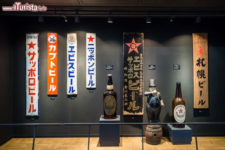 Immagine Interno del museo della birra di Sapporo, Giappone. Questo interessante museo è l'unico dedicato a questa bevanda presente in tutto il Giappone. Al secondo e  terzo piano è possibile osservare il processo di produzione della birra mentre al primo si trova una sala degustazioni dove si possono assaporare rari tipi di birra. L'ingresso è gratuito - © twoKim / Shutterstock.com