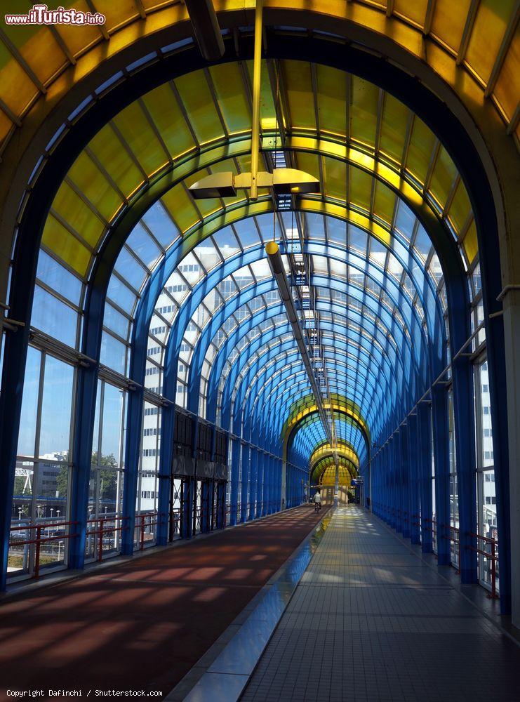 Immagine Interno del Nelson Mandela Bridge di Zoetermeer, Olanda, con un persona in bicicletta - © Dafinchi / Shutterstock.com