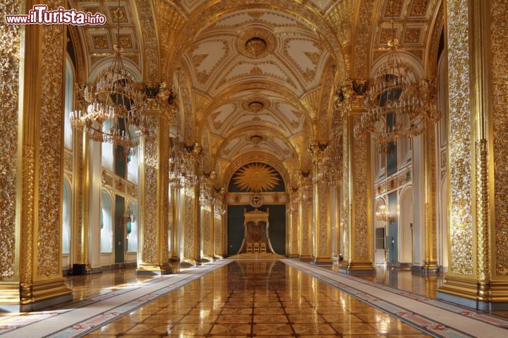 Immagine Interno del Palazzo del Cremlino di Mosca, Russia - Sono decorati con affreschi, sculture e arredi di grande pregio i saloni che compongono il palazzo del Cremlino, residenza ufficiale del presidente della Federazione Russa © ID1974 / Shutterstock.com