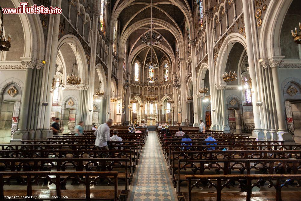 Immagine Interno del santuario di Nostra Signora di Lourdes, chiesa di rito romano-cattolico (Francia) - © saiko3p / Shutterstock.com