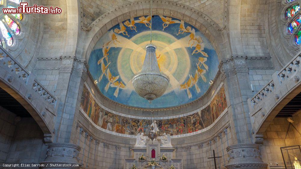 Immagine Interno del santuario di Santa Luzia a Viana do Castelo, Portogallo. Questa chiesetta ha un piccolo museo e una cupola che offre una vista panoramica - © Elias Garrido / Shutterstock.com