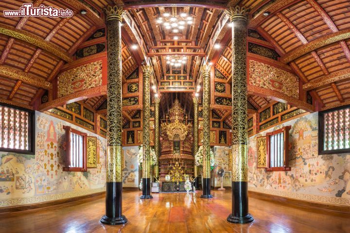 Immagine Interno del tempio buddhista di Wat Pra Sing a Chiang Rai, Thailandia - © Hatchapong Palurtchaivong / Shutterstock.com