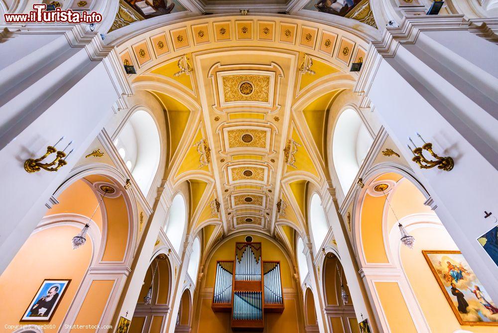 Immagine Interno della basilica dei santi Medici Cosma e Damiano a Alberobello, Puglia. Nato sui ruderi di una chiesa più antica, il santuario ricorda la forma stilistica dei trulli pur conservando un'impronta architettonica rinascimentale - © cge2010 / Shutterstock.com
