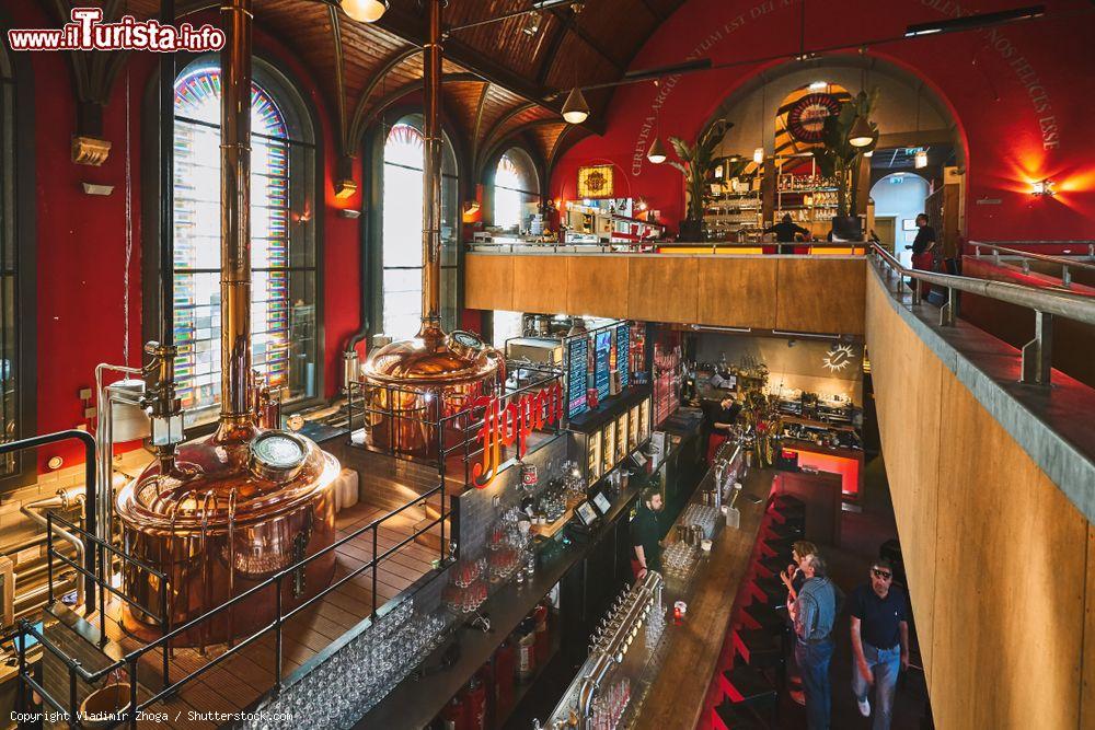 Immagine Interno della birreria Jopenkerk a Haarlem, Olanda. Questa vecchia chiesa sconsacrata è divenutata un celebre ristorante con birreria - © Vladimir Zhoga / Shutterstock.com