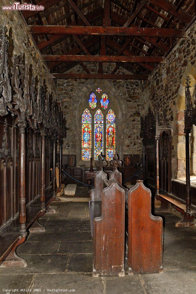 Immagine L'interno della cappella di Saint Cuthbert sulle isole Farne, Inghilterra. A impreziosire i muri in pietra ci sono vetrate istoriate e arredi ecclesiastici in legno antico - © Attila JANDI / Shutterstock.com