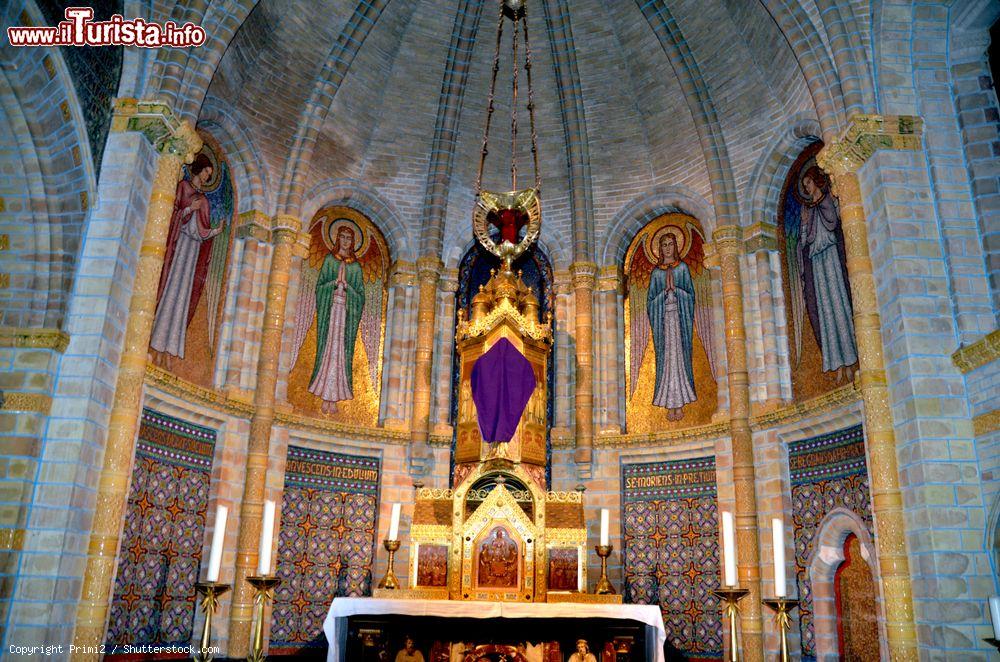 Immagine Interno della cattedrale cattolica a Haarlem, Olanda: particolare dell'altare e degli affreschi - © Primi2 / Shutterstock.com