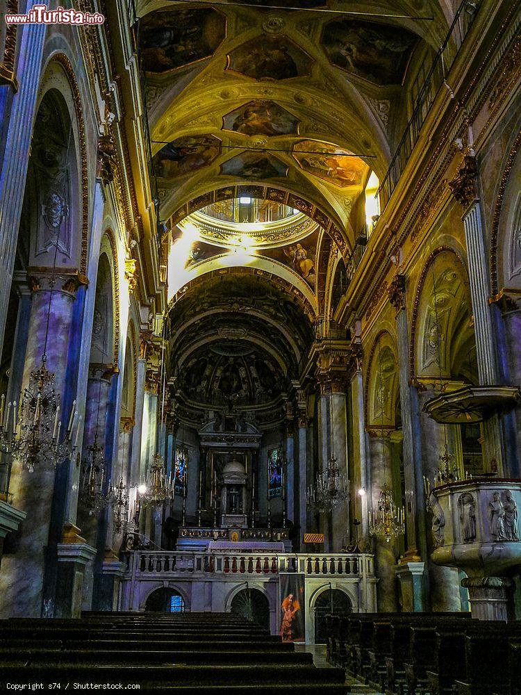 Immagine Interno della cattedrale di Acqui Terme, Piemonte. Con decorazioni settecentesche e ottocentesche, l'interno del duomo spicca per l'altare barocco di Guido d'Acqui e il Trittico dell'Annunciazione - © s74 / Shutterstock.com