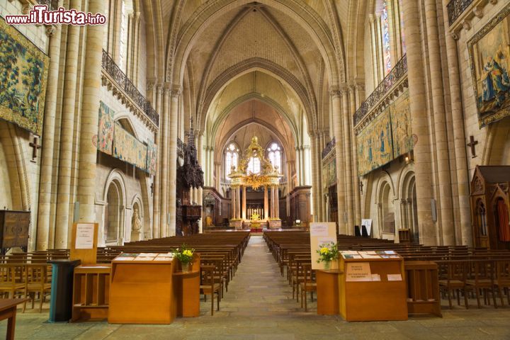 Immagine Interno della cattedrale di Angers, Francia. L'edificio ha pianta a croce latina con navata unica, transetto sporgente e abside semicircolare - © 47082544 / Shutterstock.com