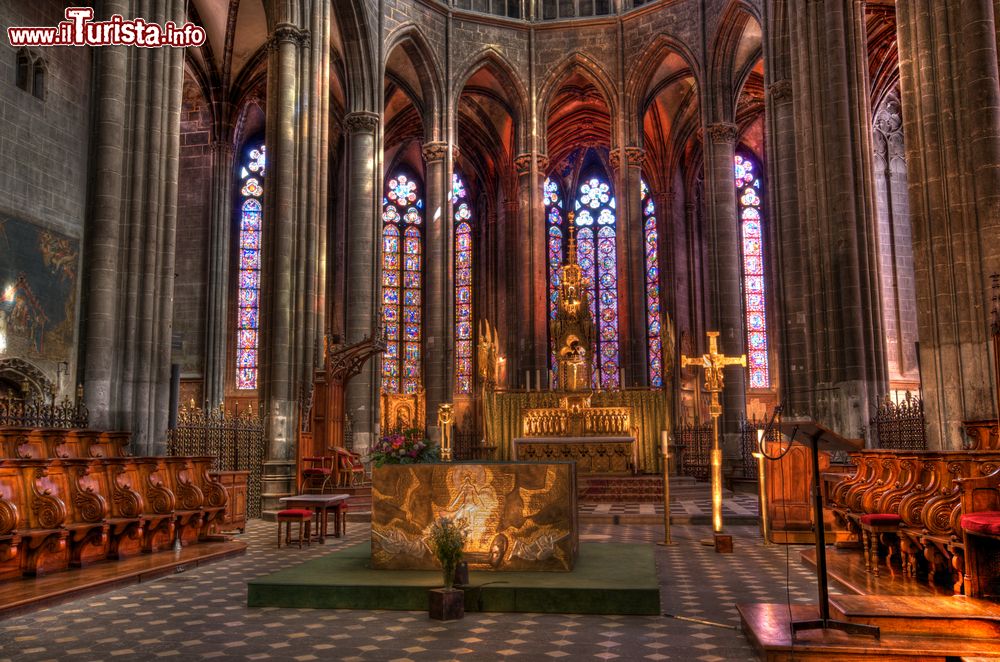 Immagine Interno della cattedrale di Clermont-Ferrand, Francia. L'edificio gotico è monumento nazionale francese.