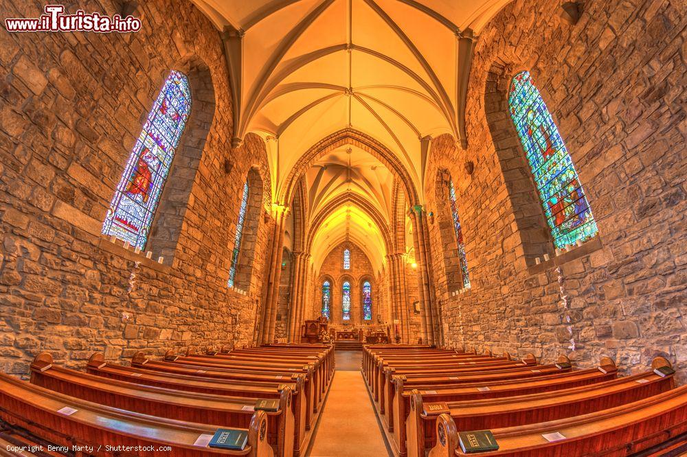 Immagine L'interno della cattedrale di Dornoch, Scozia. Venne eretta nel 1224 per volere del vescovo Gilberto; distrutta nel 1570 durante le guerre di religione, la chiesa fu ricostruita come parrocchia nel 1837. Nel 2000 è divenuta celebre in tutto il mondo perchè la cantante Madonna vi ha fatto battezzare il figlio - © Benny Marty / Shutterstock.com