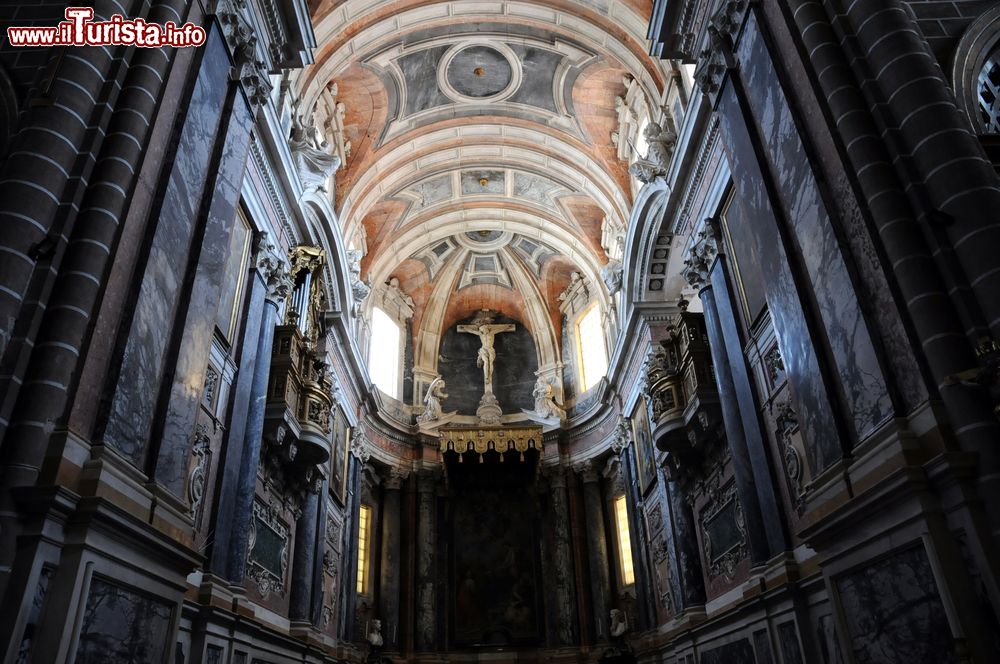 Immagine Interno della cattedrale di Evora, Portogallo. Gli splendidi affreschi che decorono la volta della chiesa rischiarono anche i materiali granitici scuri usati per la costruzione delle pareti.
