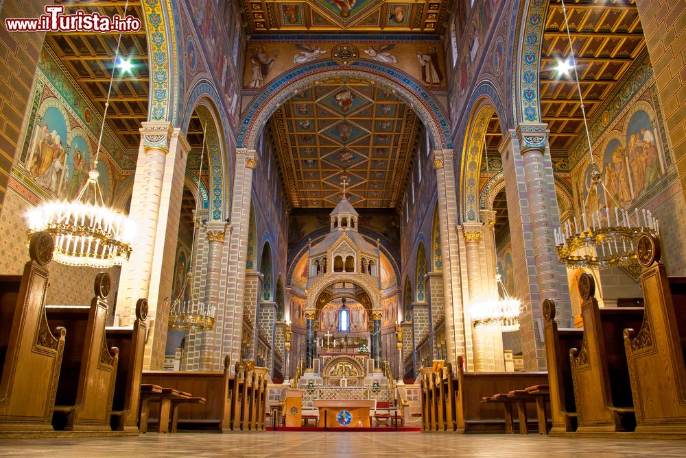 Immagine Interno della cattedrale di Pécs, Ungheria. Suggestive le decorazioni con toni ramati e dorati che si possono ammirare su soffitti e pareti.