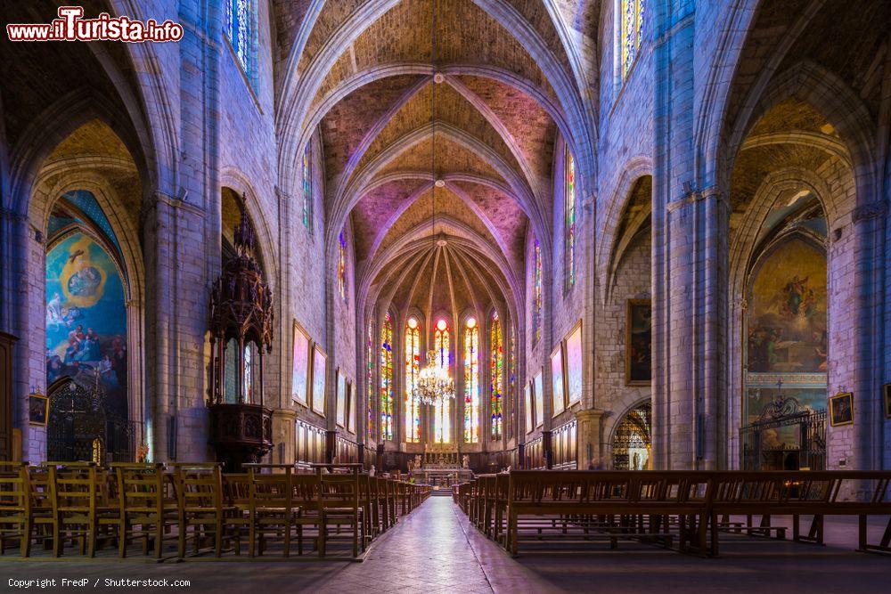Immagine Interno della cattedrale di Saint Fulcran a Lodeve, Occitania, Francia. Tipico esempio di architettura gotica locale, questa chiesa è monumento storico dal 1840 - © FredP / Shutterstock.com