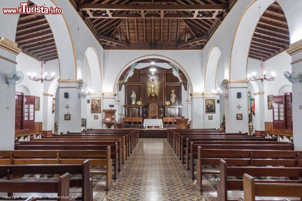 Immagine Interno della cattedrale di San Isidoro a Holguin, Cuba. Inaugurata come chiesa parrocchiale tra il 1818 e il 1820, l'attuale cattedrale dedicata a San Isidoro si presenta con una pianta a T. Consacrato nel 1996, è un bell'edificio religioso con tre ampie porte e colonne incassate e con un frontone al centro che definisce la facciata esterna. L'interno è invece caratterizzato da un suggestivo stile moresco con tetti finemente lavorati in legno - © Matyas Rehak / Shutterstock.com