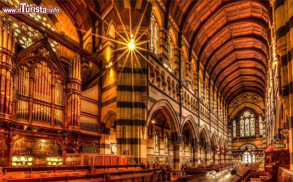 Immagine Interno della cattedrale di San Paolo a Melbourne, Australia. In stile transitorio gotico, si trova nei pressi di Federation Square.