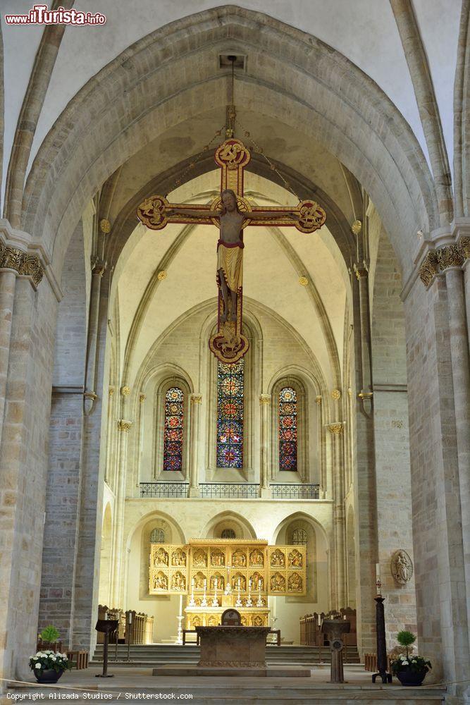 Immagine Interno della cattedrale di San Pietro a Osnabruck, Germania. L'altare maggiore con il grande crocifisso, le icone e le finestre affrescate - © Alizada Studios / Shutterstock.com