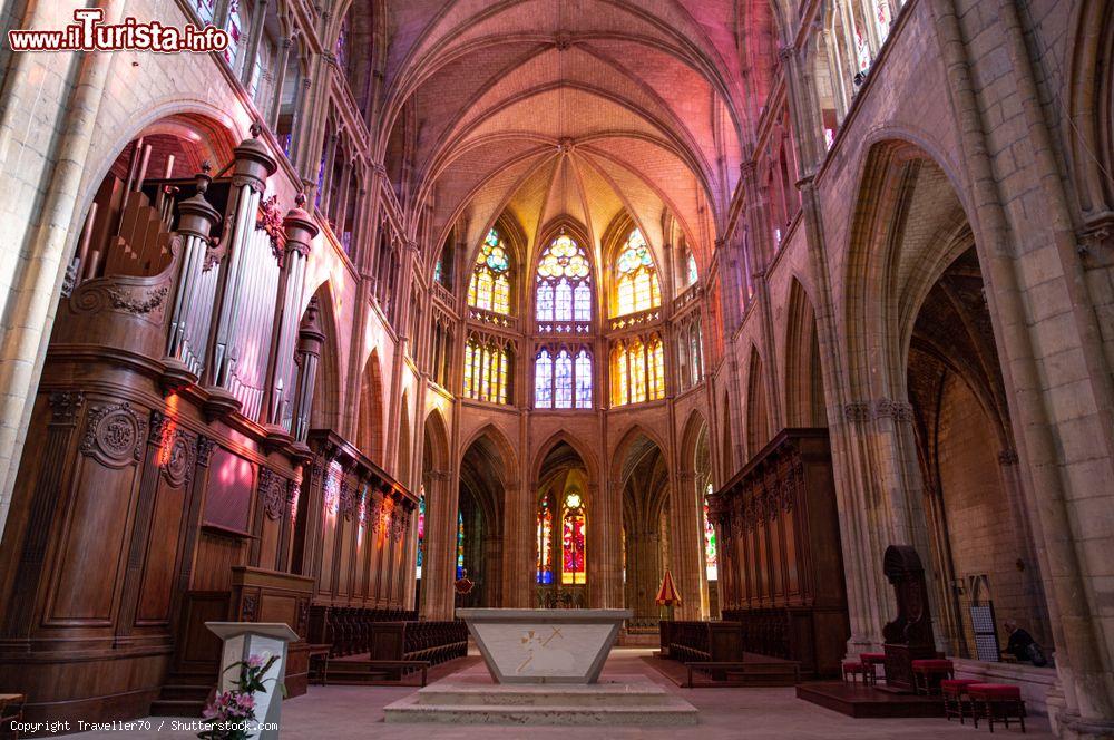 Immagine Interno della cattedrale di San Quirico e Santa Giulitta a Nevers, Francia: monumento storico dal 1862, accoglie al suo interno le spoglie di alcuni componenti della famiglia Gonzaga-Nevers - © Traveller70 / Shutterstock.com