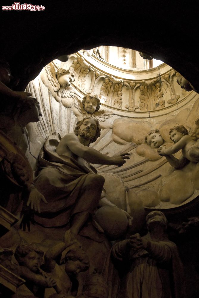 Immagine Interno della cattedrale di Sansepolcro, Arezzo, Toscana. Le sculture in marmo che abbelliscono il duomo cittadino.