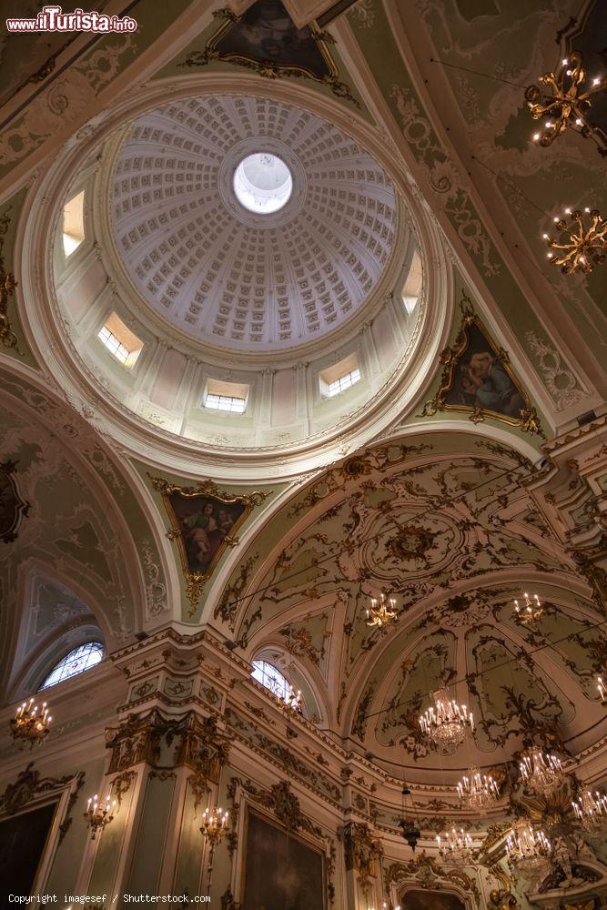 Immagine Interno della cattedrale di Santa Maria del Popolo a Pontremoli, Toscana. I lavori di costruzione dell'edificio religioso iniziarono nel 1636 e ultimati nel 1687 - © imagesef / Shutterstock.com