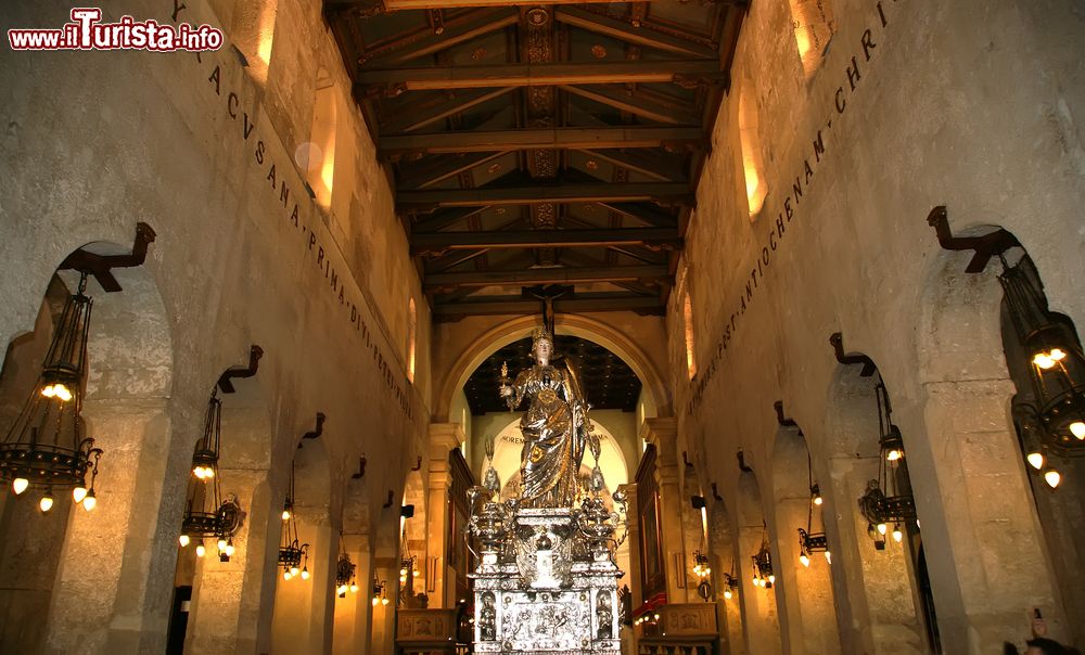 Immagine Interno della cattedrale di Siracusa, Sicilia.