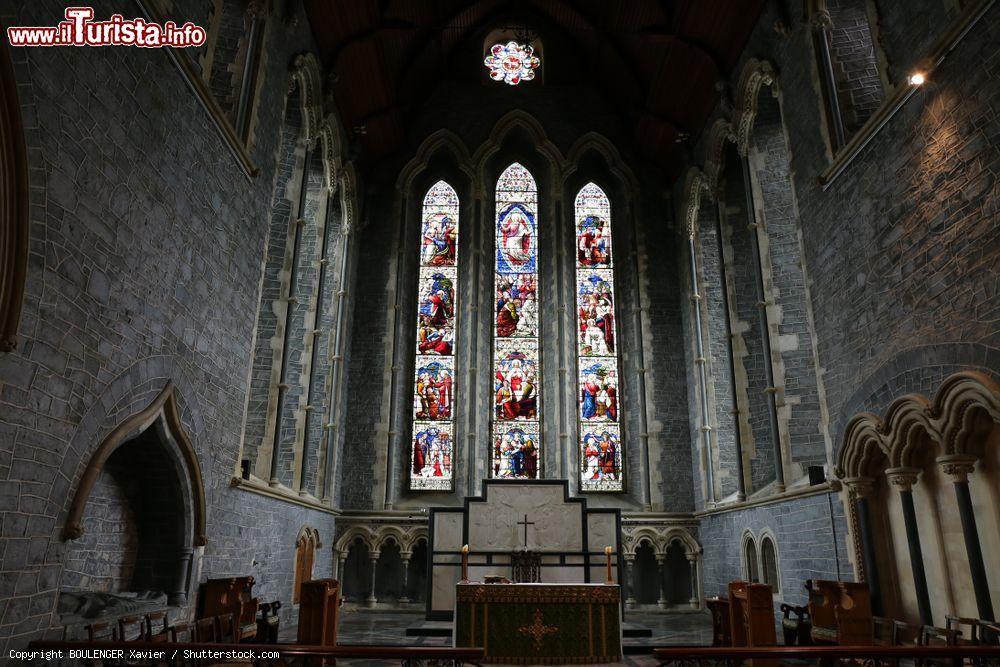 Immagine Interno della cattedrale di St. Canice a Kilkenny, Irlanda. Nella cattedrale di San Canizio si possono ammirare alte vetrate istoriate, panche in legno, colonne e arcate. Per raggiungere l'edificio si salgono i gradini di una scalinata, i St. Canice's Steps, che risalgono al 1614 - © BOULENGER Xavier / Shutterstock.com