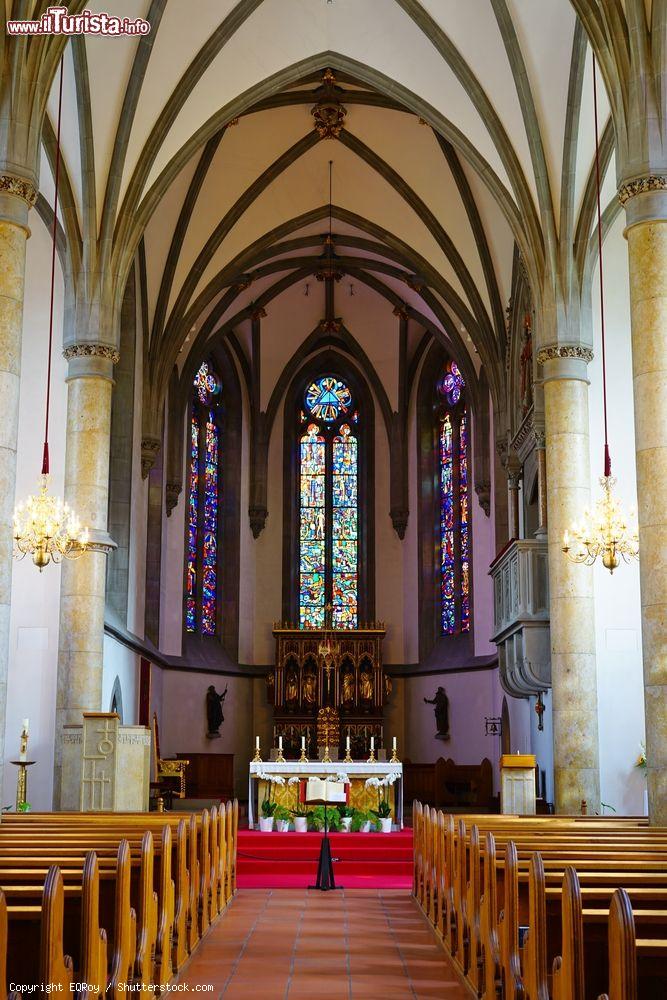 Immagine Interno della cattedrale di St. Florin a Vaduz, Liechtenstein. In stile neogotico, questo luogo di culto venne edificato fra il 1868 e il 1873 con il contributo del principe Giovanni II° di Liechtenstein. Sorge al centro della città di cui è il più importante edificio religioso - © EQRoy / Shutterstock.com