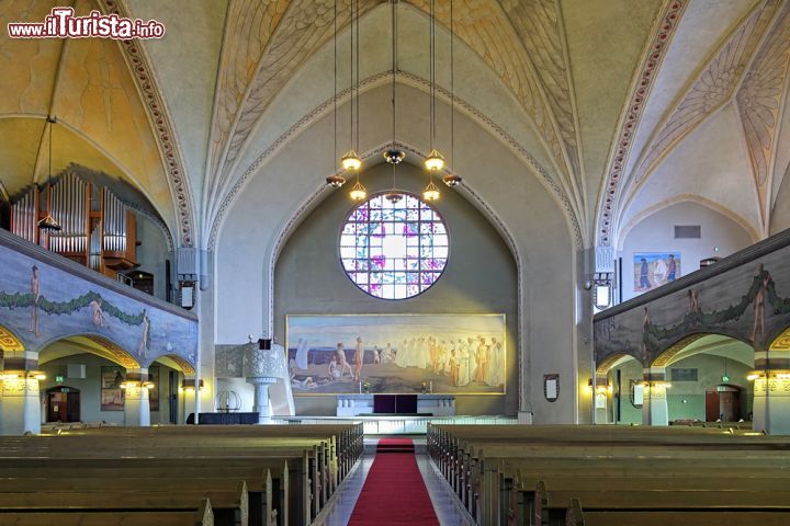 Immagine Interno della cattedrale di Tampere, Finlandia - Progettata da Lars Sonck e costruita fra il 1902 e il 1907, la cattedrale è celebre per i suoi affreschi dipinti da Hugo Simberg nel 1905-1906. Questo pittore finlandese sviluppò uno stile molto personale orientato al movimento simbolista © Mikhail Markovskiy / Shutterstock.com