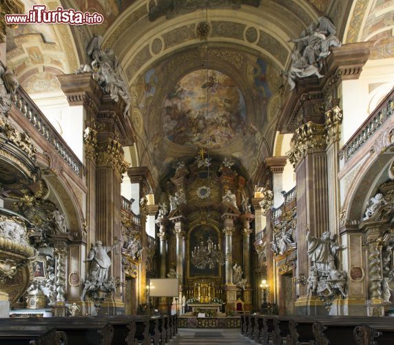 Immagine Interno della cattedrale di San Giovanni Battista a Wroclaw, Polonia - Cattedrale metropolitana dell'arcidiocesi di Breslavia, questo edificio religioso in stile gotico è stato edificato a più riprese. Rappresenta una delle migliori testimonianze di questa architettura in tutto il paese. L'interno è diviso in tre lunghe navate finemente decorate © posztos / Shutterstock.com