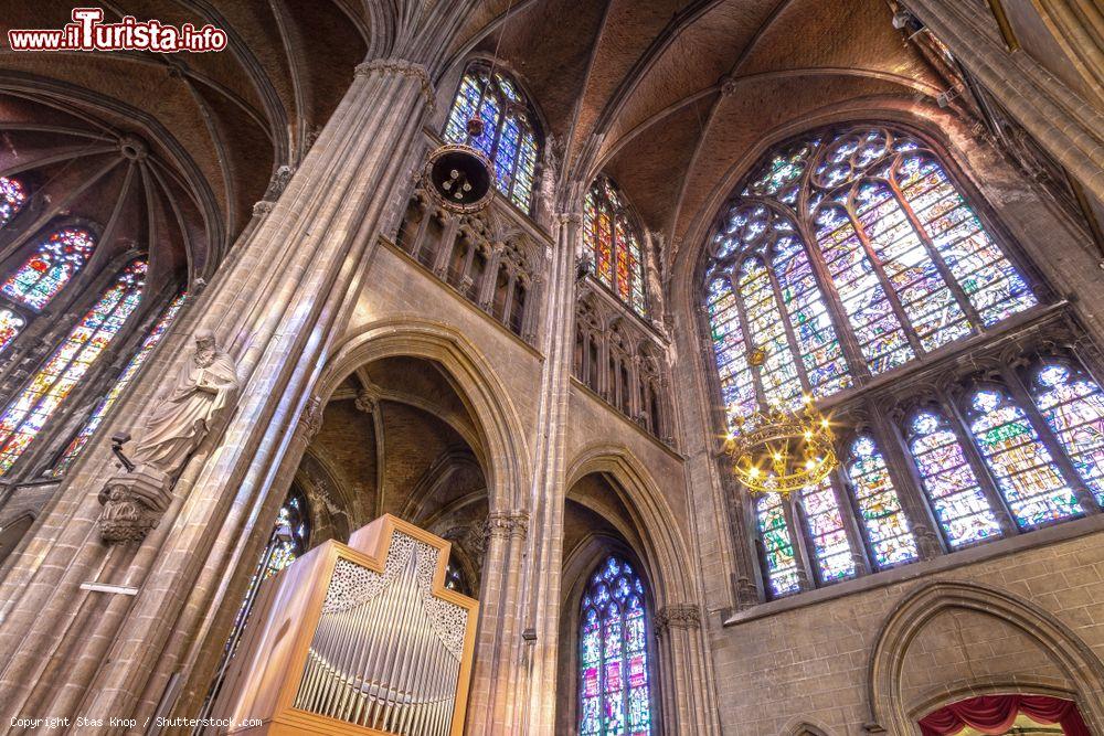 Immagine Interno della cattedrale gotica di Ostenda, Belgio. Fatta costruire da Leopoldo II° nel 1901, sui resti di quella precedente andata distrutta per via di un incendio, la cattedrale dedicata ai santi Pietro e Paolo è impreziosita da splendide vetrate istoriate e colorate - © Stas Knop / Shutterstock.com