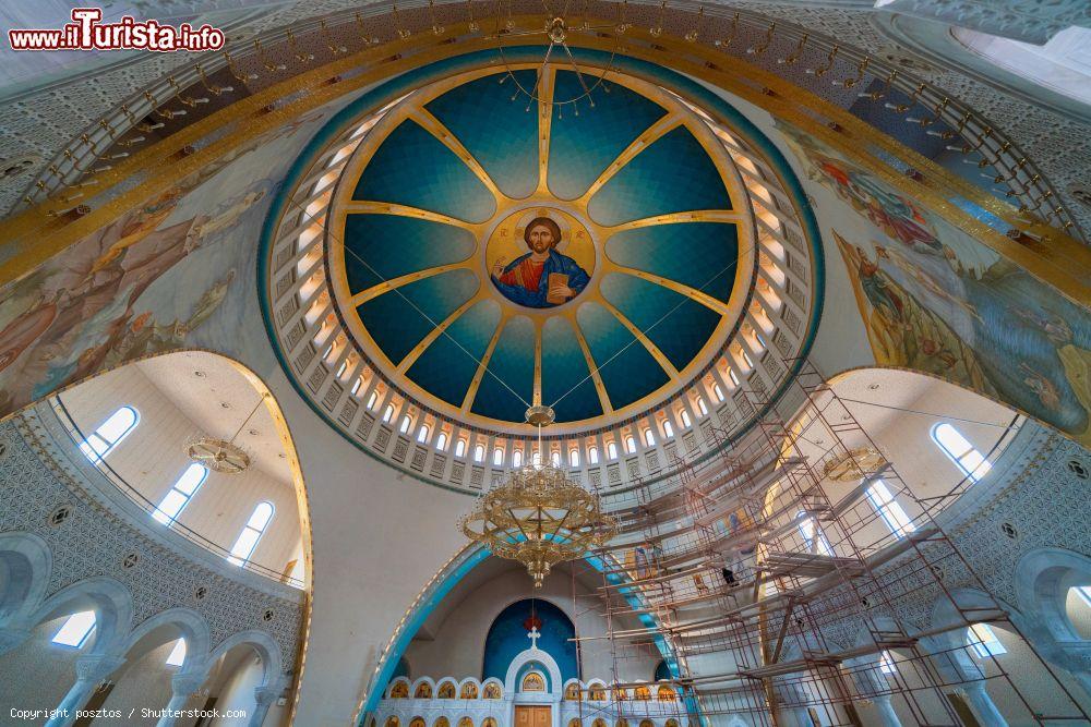 Immagine Interno della cattedrale ortodossa della Resurrezione di Cristo a Tirana, Albania. Nel 2011, dopo dieci anni di lavori, è stata completata la chiesa attuale situata a poca distanza da piazza Scanderbeg - © posztos / Shutterstock.com