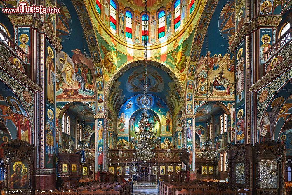Immagine Interno della cattedrale Panagia Katholiki a Limassol, Cipro. Affreschi e dipinti dai colori vivaci impreziosiscono la cattedrale cittadina; di prestigio è anche il grande lampadario centrale - © Vladimir Zhoga / Shutterstock.com