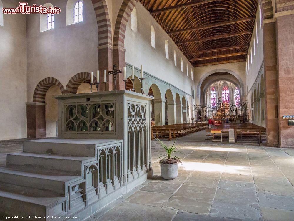 Immagine Interno della chiesa abbaziale dei santi Maria e Marco sull'isola di Reichenau, Germania. La chiesa presenta una particolare pianta a tre navate con doppio transetto e un'abside a ciascuna delle due estremità della navata centrale - © Takashi Images / Shutterstock.com