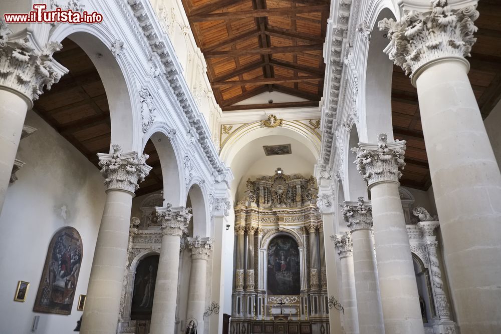 Immagine Interno della chiesa barocca di santa Maria dell'Itria a Ragusa Ibla, Sicilia, Italia. Soffitto ligneo e capitelli finemente lavorati impreziosiscono la navata centrale di questo edificio religioso che risale al XVIII° secolo. 