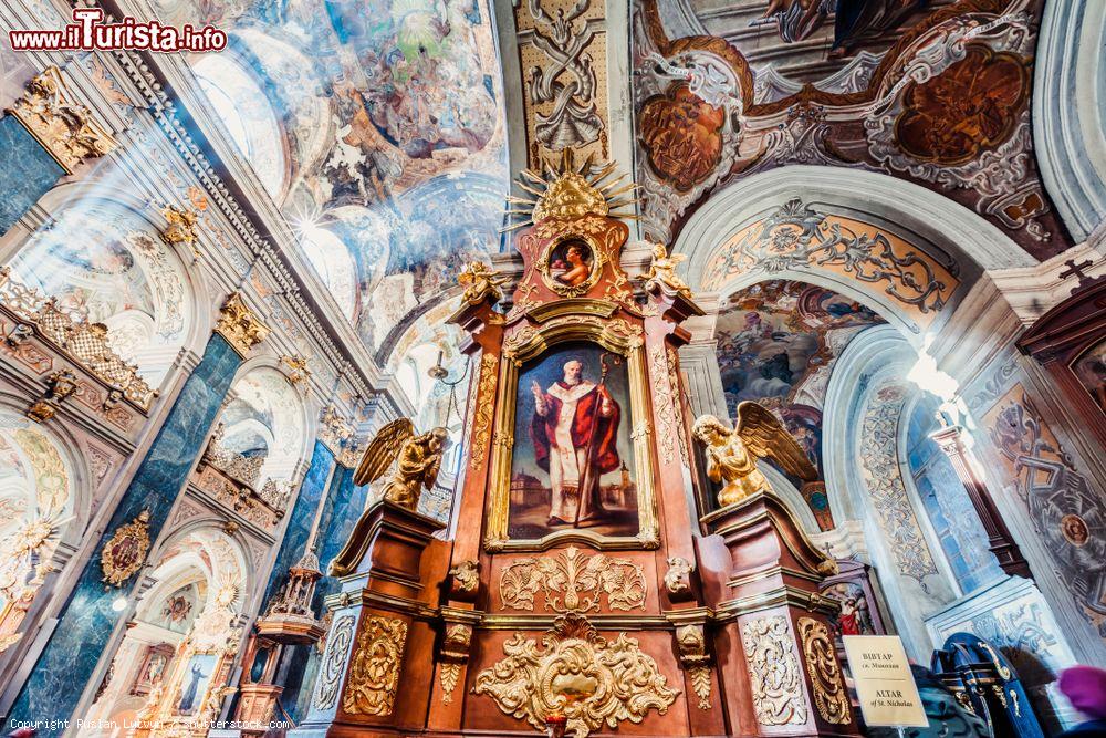 Immagine Interno della chiesa dei Santi Pietro e Paolo Garrison nella città di Lviv, Ucraina. Nota dai residenti come chiesa dei Gesuiti, venne costruita in stile barocco all'inizio del XVII° secolo. E' considerato uno degli edifici religiosi più belli di Leopoli, nome in italiano di Lviv - © Ruslan Lytvyn / Shutterstock.com
