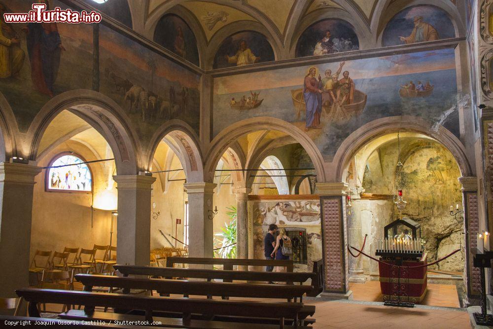 Immagine Interno della chiesa del monstero di Leggiuno, l'Eremo di Santa Caterina del Sasso, Lago Maggiore - © Joaquin Ossorio Castillo / Shutterstock.com