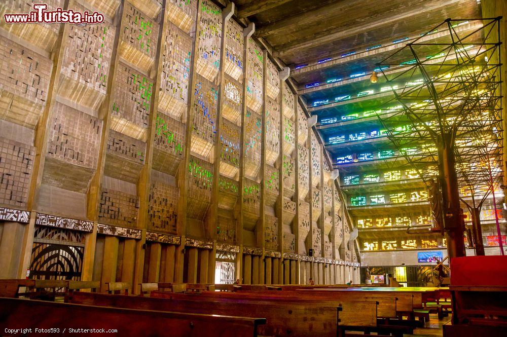 Immagine L'interno della chiesa del Rosario a San Salvador, El Salvador, Centro America. L'edificio è famoso per le sue luminose vetrate colorate - © Fotos593 / Shutterstock.com
