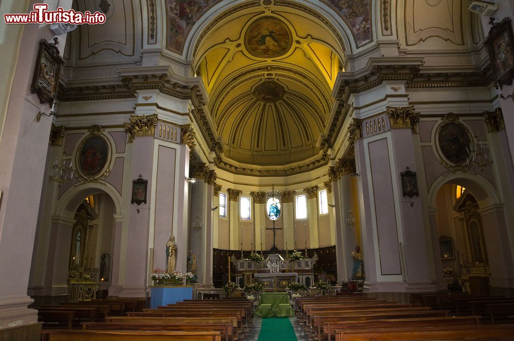 Immagine Interno della chiesa dell'Assunzione di Ceglie Messapica, Puglia.